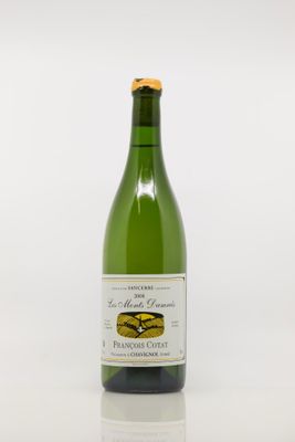 une bouteille de vin posée sur une table