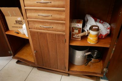 une armoire en bois contenant de nombreux objets