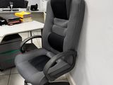 une chaise placée à côté d'un bureau dans une pièce