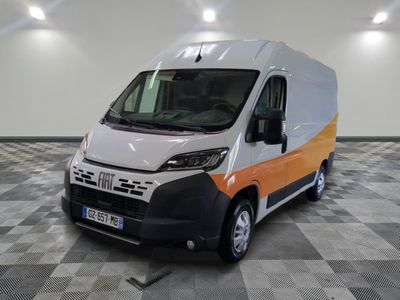 une photo d'une camionnette blanche et orange garée dans un garage