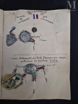 un vieux livre sur lequel figurent tout un tas d'éléments différents