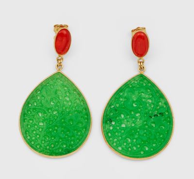 une paire de boucles d'oreilles vertes et rouges