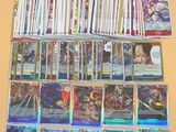 beaucoup de cartes sur la table avec beaucoup d'entre eux
