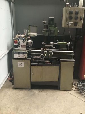 une machine qui se trouve à l'intérieur d'un garage