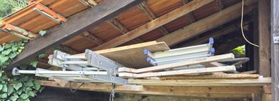 un tas de bois posé sur une structure en bois