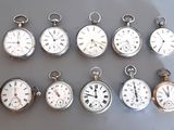 de nombreux types de montres de poche présentés sur une table