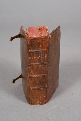 un vieux livre à la couverture rouge posé sur une table