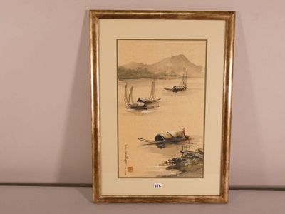 tableau représentant des bateaux sur un plan d'eau, avec une montagne en arrière-plan