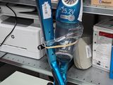 un aspirateur posé sur une table dans une pièce