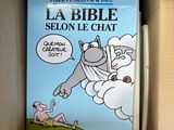 Le livre se trouve dans une boîte en carton sur laquelle figure l'image d'un homme à cheval.