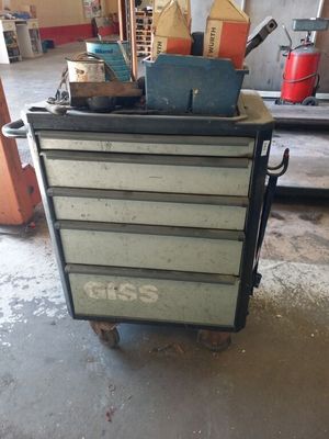 un petit chariot chargé d'outils dans un garage