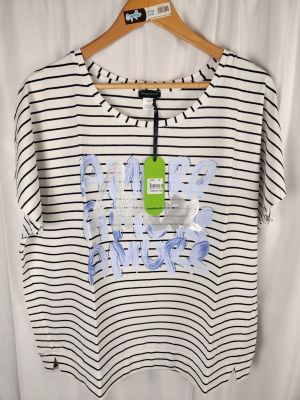 un t-shirt rayé blanc et noir sur lequel est représentée une bouteille verte