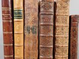 plusieurs vieux livres sont alignés sur une table