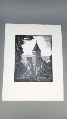 une photo en noir et blanc d'une église dans les bois