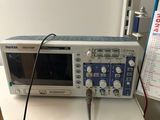 une photo d'un micro-ondes posé sur une table près d'un mur