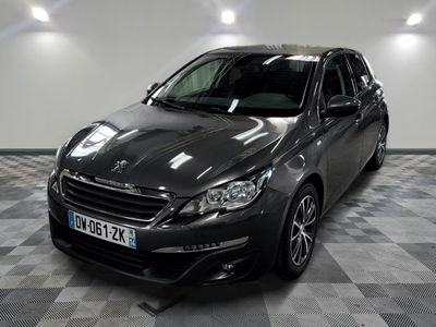 la photo d'une voiture noire garée dans un garage