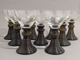 six verres à vin empilés les uns sur les autres sur une table