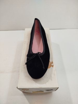 ils se trouvent dans une boîte posée sur une surface blanche, à côté d'une chaussure noire