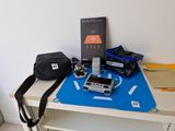 une table sur laquelle se trouvent une manette de jeu et d'autres objets