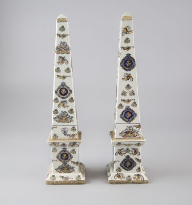 paire d'obélisques en porcelaine du XIXe siècle, dans le style de Person