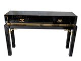table d'appoint noire et dorée avec plateau en verre et ferrures en laiton