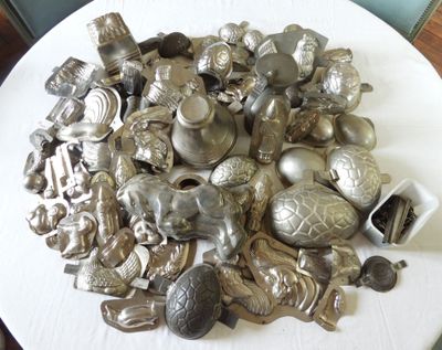 une pile d'objets en étain posée sur une table blanche