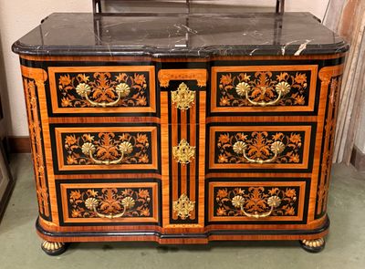 Commode en marqueterie ouvrant à quatre tiroirs, plateau de … - Photo 1