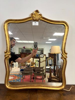 un homme se prenant en photo dans un miroir