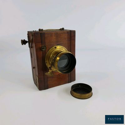 un petit appareil photo en bois muni d'un objectif