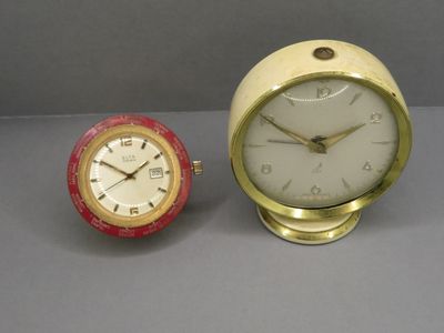 deux horloges placées l'une à côté de l'autre sur une table