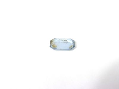 un petit diamant blanc sur une surface blanche