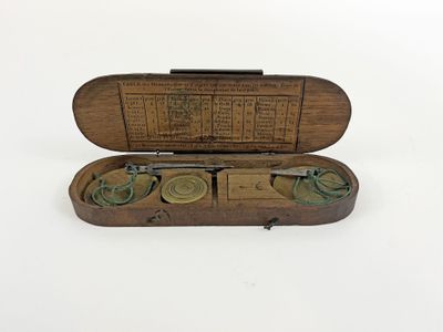 Trébuchet dans un écrin en bois.