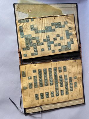 un vieux livre sur lequel figure une partie de Scrabble