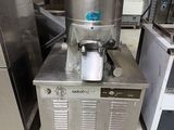 a machine that is sitting on the floor next to other machines