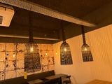 trois lampes suspendues au plafond d'un restaurant