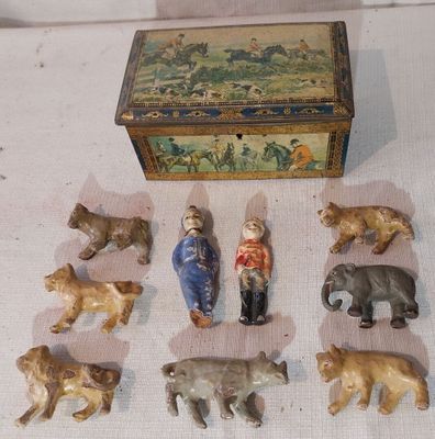 de nombreuses figurines représentant des personnes et des animaux posées sur une table