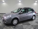 la voiture grise est garée sur un sol en damier dans le garage