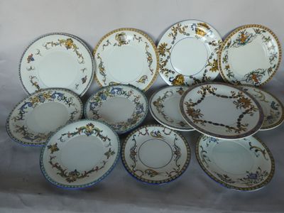 un grand nombre d'assiettes posées sur une table