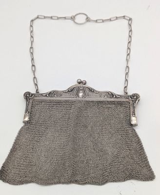 un sac à main ancien en maille d'argent, muni d'une chaîne et d'un fermoir