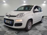 la petite voiture blanche est garée sur un carrelage à carreaux