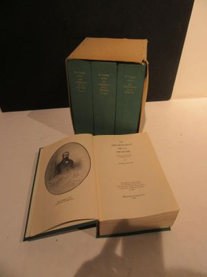 un livre devant lequel est assis un homme