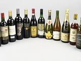 les nombreuses bouteilles de vin alignées sur la table