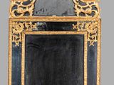 une image représentant un miroir à cadre doré sur fond noir