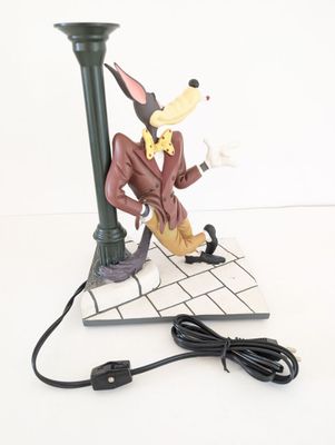 une lampe posée sur une table sur laquelle se trouve une souris