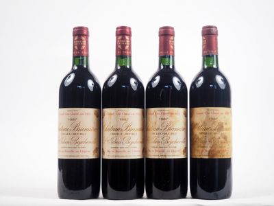 trois bouteilles de vin rouge sont alignées sur une surface blanche