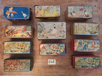 beaucoup de boîtes qui se trouvent sur la table