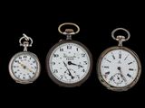 Trois types différents de montres de poche sont présentés sur un fond noir