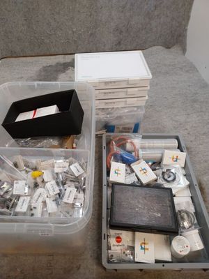 Stock d'accessoires auditifs dont tubes acoustiques, aides a…