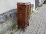 une vieille armoire en bois posée contre le mur d'un immeuble