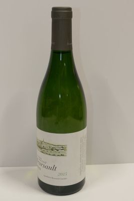 une bouteille de vin posée sur une table